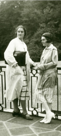 Hilde Viering (l.) und Erika Müller haben die Schloss-Spiele ins Leben gerufen und organisiert. Foto: Heimatgemeinschaft Groß Benrath