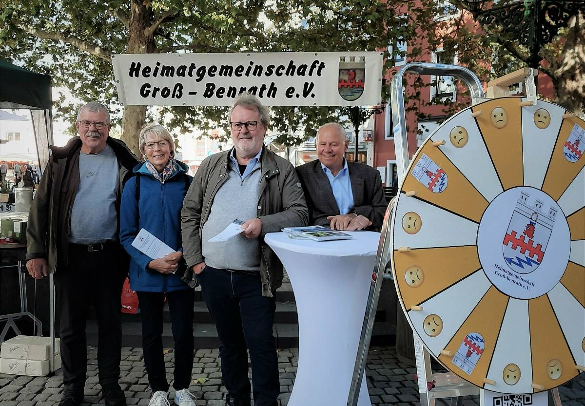 Hans-Werner Prumbaum, Roswita Helten, Wilfried Loth und Peter Shneider von der Heimatgemeinschaft präsentieren ihre Arbeit auf dem Benrather Markplatz. Foto: RP/Dominik Schneider